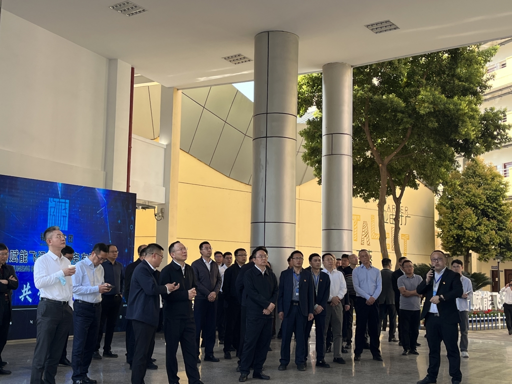 德阳市委书记李文清带队赴德阳科创孵化园赋能飞迅科技服务公司进行标注产业发展及园区建设调研